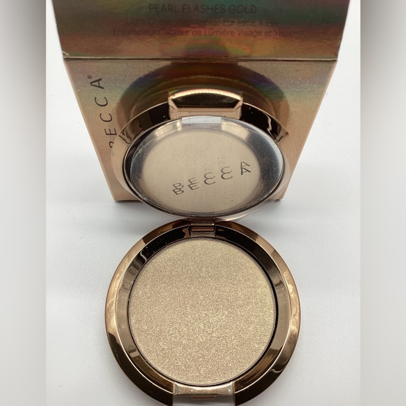 Becca Cosmetics Light Chaser Highlighter in Pearl Flashes Gold - BNIB - Picture 9 of 16